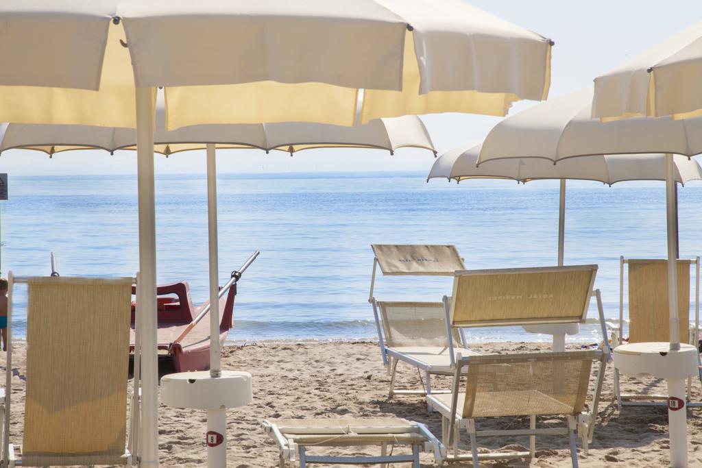 Hotel Meripol Alba Adriatica Buitenkant foto