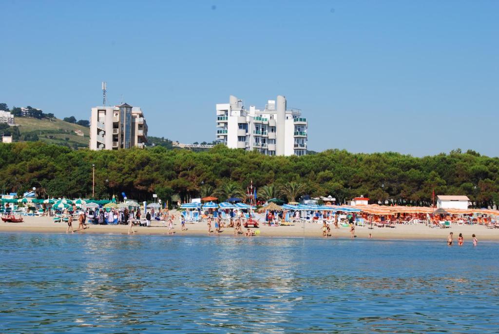 Hotel Meripol Alba Adriatica Buitenkant foto