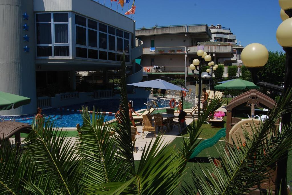 Hotel Meripol Alba Adriatica Buitenkant foto