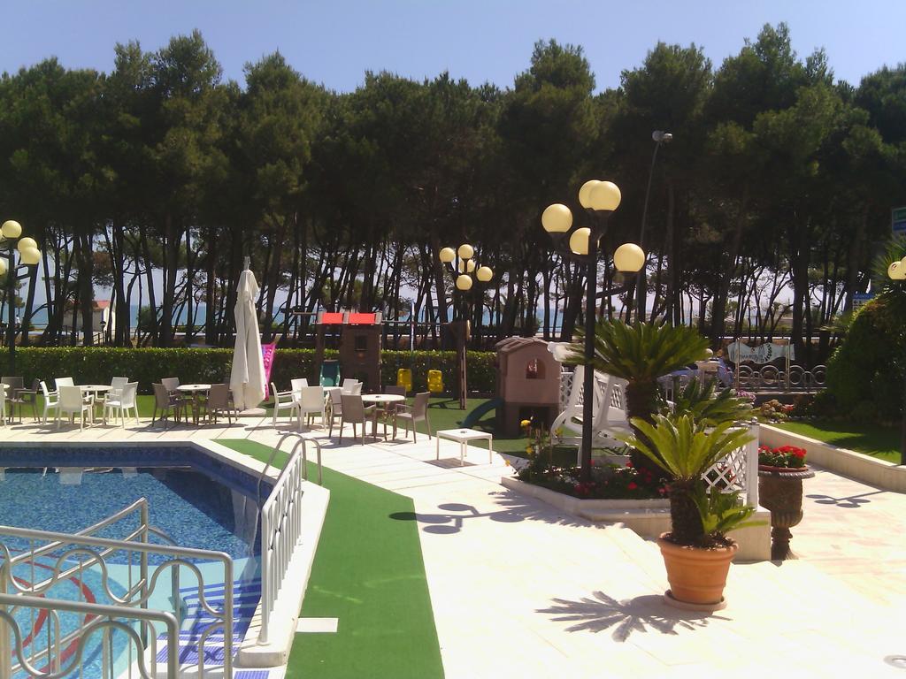 Hotel Meripol Alba Adriatica Buitenkant foto