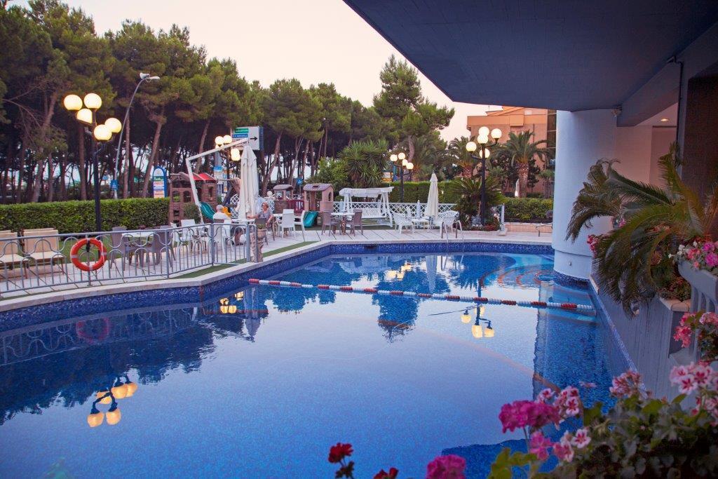 Hotel Meripol Alba Adriatica Buitenkant foto